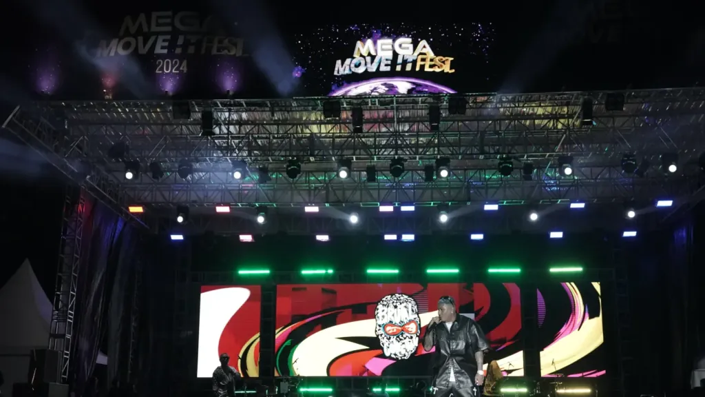 Panggung MEGA MOVE IT FEST 2024 di Lapangan Lantamal, Ambon