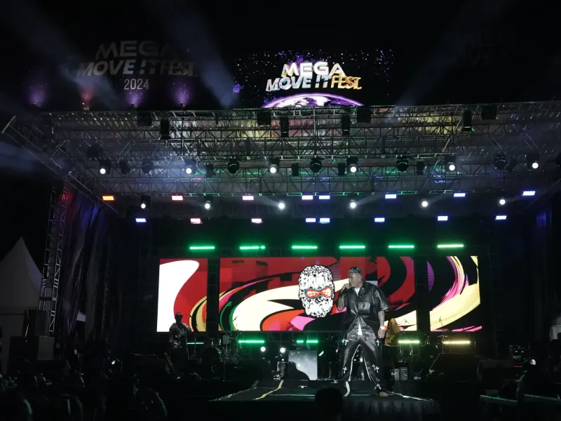 Panggung MEGA MOVE IT FEST 2024 di Lapangan Lantamal, Ambon